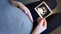 Gravid kvinne ser på ultralydbilde Gravid kvinne ser på ultralydbilde