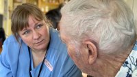 Lill Hølvold er sykepleier i hjemmesykepleien Sør-Varanger. Lill Hølvold er sykepleier i Sør-Varanger. Her er hun på et hjemmebesøk.