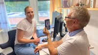 Marianne Sjuls, Jørn Hustad, Universitetet i Agder Bildet viser Jørn Hustad som tar bilde av Marianne Sjuls med mobiltelefon.