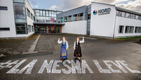 Nesna Bildet viser to bunadskledte mennesker utenfor høgskolen i Nesna, på bakken er det skrevet "La Nesna leve".