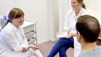 PrEP-konsultasjon Bildet viser en pasient i konsultasjon hos lege og sykepleier
