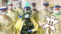 Juletre, Ahus, Dr. Chris Mas Bildet viser et juletre kledd i smittevernutstyr, omgitt av seks intensivleger.