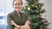 Ingvild Kjerkol foran juletreet Helseminister Ingvild Kjerkol.