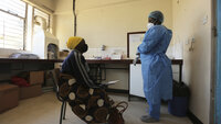 Eldre pasient på sykehus i Harare Eldre pasient på sykehus i Harare