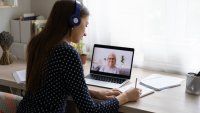 En student får veiledning digitalt En student får veiledning digitalt