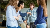 Fire studenter har en samtale Fire studenter har en samtale