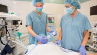Anestesisykepleiere To anestestisykepleiere står over en pasient på operasjonssalen.