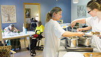 middagsservering ved sykehjem bildet viser middagsservering ved sykehjem