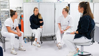 evaluering/refleksjon etter simulering ved Ahus bildet viser sykepleiere som reflekterer etter simulering ved Ahus