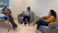 Tre personer i et rom øver på kommunikasjon ved grensesetting.