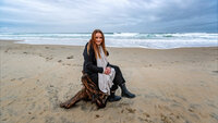 Sykepleier Wenche Wiik på stranden Sykepleier Wenche Wiik på stranden