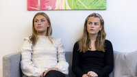 Adelheid Weka og Kristin Fredeim Bildet viser to jenter ved Sogndal videregående skole