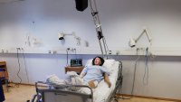 Bildet viser ansiktsuttrykk og rennende blod som projiseres på en fysisk simuleringsdokke.