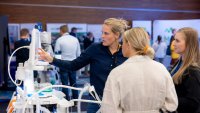 Kristin Øverland Bildet viser Kristin Øverland demonstrere utstyr.