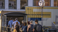 folk i kø for å stemme