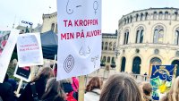 Demonstrasjon utenfor Stortinget Bildet viser demonstrasjon utenfor Stortinget