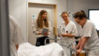 Lærer og praksisveileder observerer sykepleierstudent under simulering Universitetslektor Linn Tangen ved UiT og praksisveileder Linn Tangen fra hjertemedisinsk avdeling ved UNN observerer sykepleierstudent Mathilde Richardsen Krogstad i rollen som ansvarlig sykepleier.