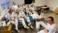 Bildet viser en gruppe sykepleierstudenter