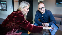 Larsen og Bergsagel Lill Sverresdatter Larsen og journalist i Sykepleien Ingvald Bergsagel