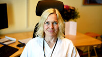 Bildet viser Trine Olsen i uniform på kontor Bildet viser Trine Olsen i uniform på kontor