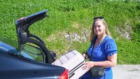 Svanhild Furre Johannessen Bildet viser Svanhild Furre Jonannessen med koffert og en bil.