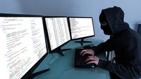 Bildet viser en person som driver med datahacking