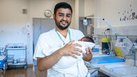 Asfand Luqman Rashid Gondal med nyfødt spedbarn bildet viser Asfand Luqman Rashid Gondal med nyfødt spredbarn