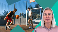 Bilde viser ungdom som spiller basket og sykepleier Inger Elene Morsund Bilde viser ungdom som spiller basket og sykepleier Inger Elene Morsund