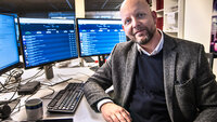 Bildet viser Øystein Eian på desken i Sykepleien
