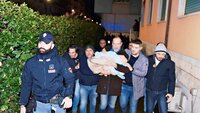 Bilde av politi med kidnappet baby Bilde av politi med kidnappet baby