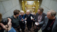 Trygve Slagsvold Vedum Bildet viser Trygve Slagsvold Vedum omgitt av pressefolk.