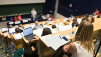 Bildet viser studenter i et undervisningslokale