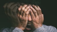Bildet viser et nærbilde av en mann med psykose