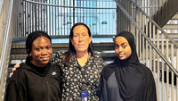 Bildet viser Ragnhild Storstein Spilker med studentene Salma og Chidinma