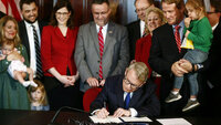 The heartbeat bill, Ohio Bildet viser at loven blir undertegnet.