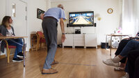 Databowling er en både sosial og fysisk aktivitet for brukerne av Villa Fredrikke i Drammen. Bildet viser en eldre mann som spiller bowling med Kinect.