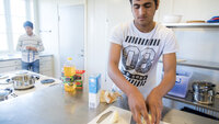 Dawlatzai og Rahimi på kjøkkenet Bildet viser Dawlatzai og Rahimi på kjøkkenet