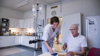 Matservering Per-Morten Foss får mat servert på Radiumhospitalet