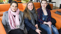 tre sySykepleierstudenter fra 1. klasse ved Lovisenberg diakonale høgskole Bildet viser tre sykepleierstudenter fra 1. klasse ved Lovisenberg diakonale høgskole