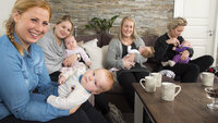 På barseltreff i Drøbak. Bildet viser An-Magritt T. Ryste, Stina Nakken Berg, Jeanett A. Norshus og Karianne Thomassen med hver sin baby i fanget.