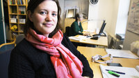 Elena Sandgathe Leder for nattjenestensykepleier Elena Sandgathe, som er sykepleier, på kontoret sitt. I bakgrunnen sitter Åshild Bjånesøy, assisterende gruppeleder.
