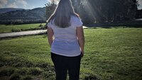 Bildet viser anonyme "Lene" sett bakfra