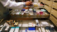 Bilde fra apotek med mange skuffer med medisiner og antibiotika.