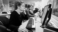 Hjemmesykepleiere foran pc