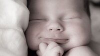 Nyfødt Nyfødt baby som ser ut til å kose seg