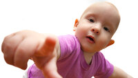 Baby som peker mot kamera Baby som peker mot kamera