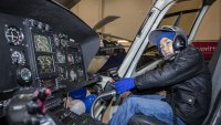 Bama sitter i et helikopter