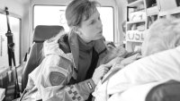 Sykepleier overvåker pasient i ambulanse Sykepleier overvåker pasient i ambulanse