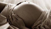 Sort/hvit bilde av en gravid mage Sort/hvit bilde av en gravid mage