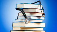 Det er i dag over 100 professorer i sykepleie i Norge. Om ti år kan tallet være triplet. Bildet viser en bokstabel med et stetoskop på.